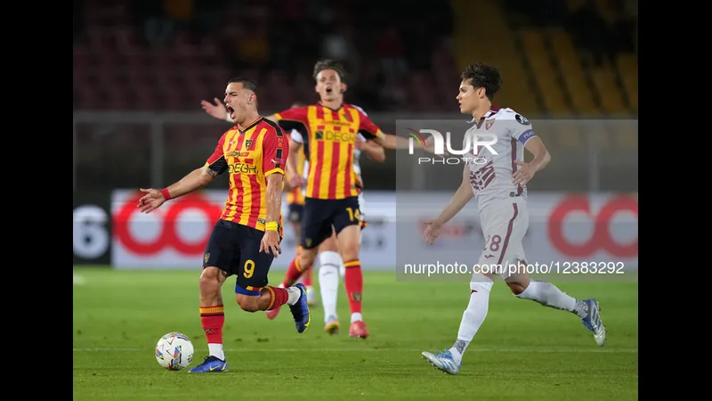 Cầu thủ của đội Lecce đang nỗ lực cố gắng giữ bóng trước sự áp đảo của các cầu thủ Torino