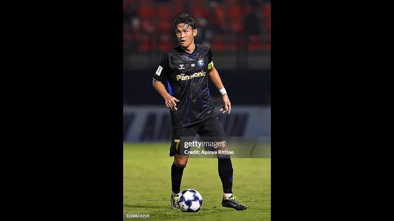 Cầu thủ của Gamba Osaka chạy nhanh với bóng trước sự áp đảo từ cầu thủ của Ratchaburi