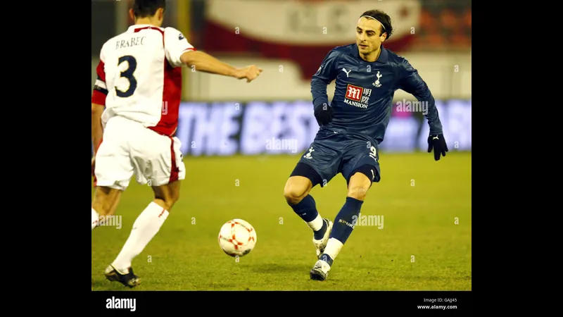 Cầu thủ Tottenham vượt qua phòng ngự của Slavia Prague trong trận đấu
