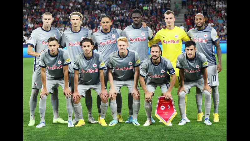 Cầu thủ Salzburg và Kharkiv tranh chấp bóng trên sân - Phong độ gần