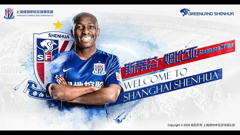 Cầu thủ Shanghai Shenhua và Beijing Guoan tranh chấp trên sân Cầu thủ Shanghai Shenhua và Beijing Guoan tranh chấp trên sân