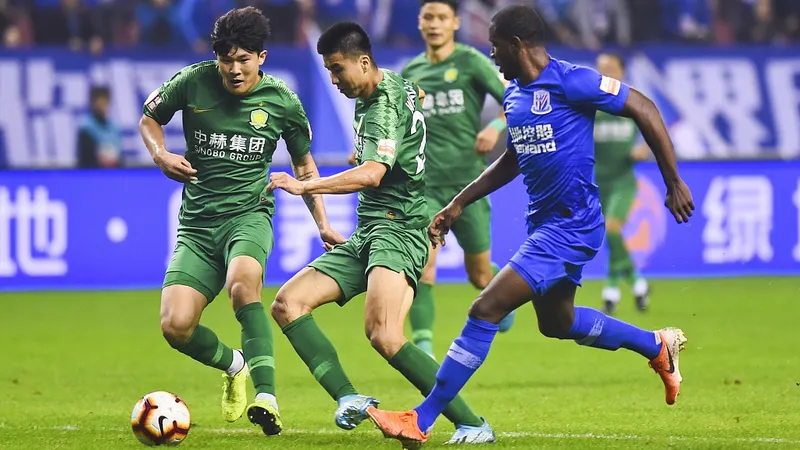 Cầu thủ đội Shanghai Shenhua vượt qua cầu thủ đội Beijing Guoan trên sân Cầu thủ đội Shanghai Shenhua vượt qua cầu thủ đội Beijing Guoan trên sân