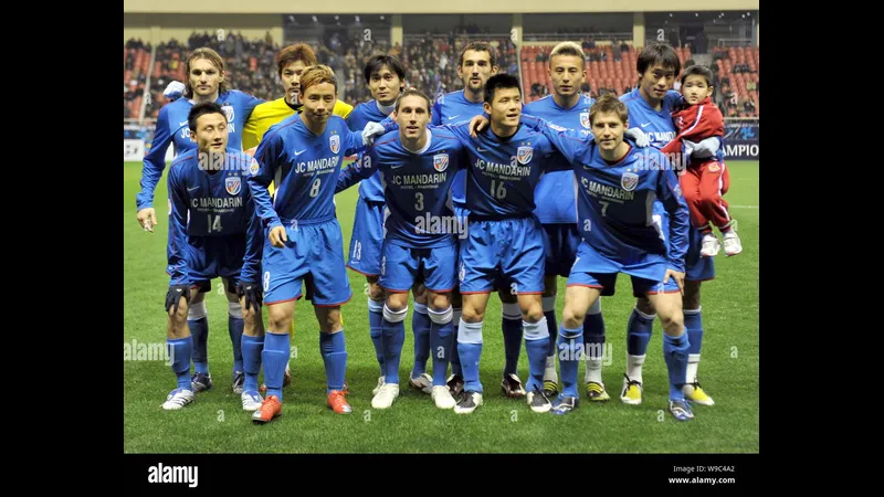 Cầu thủ Shanghai Shenhua với bóng trước sự áp đảo từ cầu thủ Beijing Guoan Cầu thủ Shanghai Shenhua với bóng trước sự áp đảo từ cầu thủ Beijing Guoan