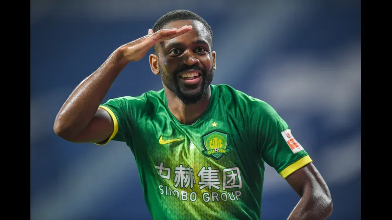 Cầu thủ của Beijing Guoan điều chỉnh vị trí trước trận đấu với Shanghai Shenhua Cầu thủ của Beijing Guoan điều chỉnh vị trí trước trận đấu với Shanghai Shenhua